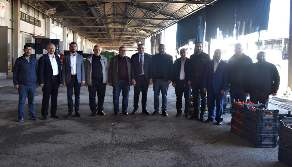 Başkan Sadıkoğlu, hal esnafı ile bir araya geldi