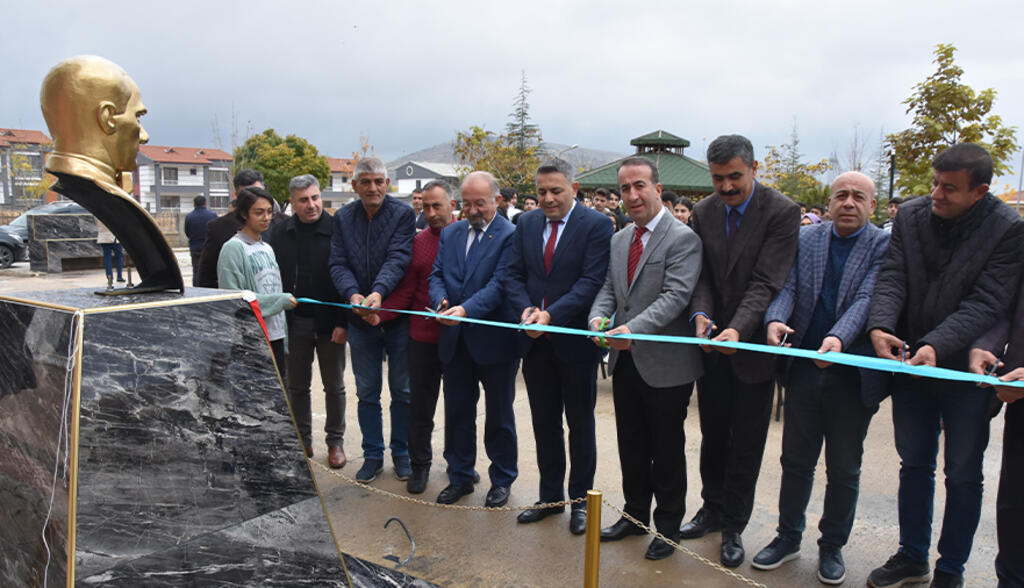 Malatya TSO, okul bahçesine Atatürk Büstü yaptırdı