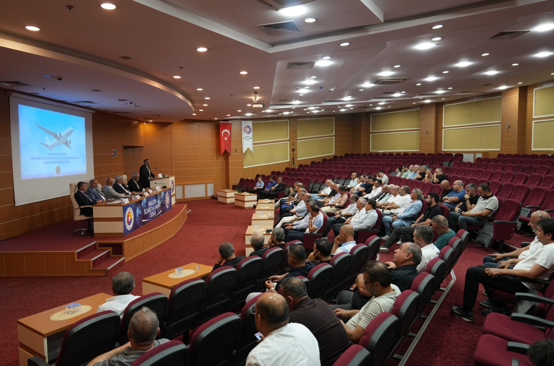 Başkan Sadıkoğlu, uçak sefer sayısının artırılması için girişimde bulundu