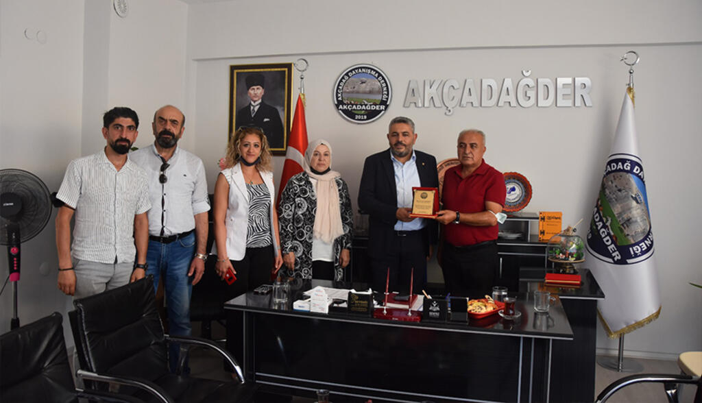 AKÇADAĞDER’den Başkan Sadıkoğlu’na plaket