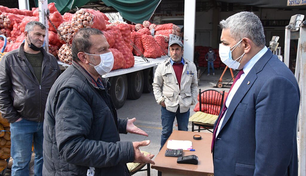 Başkan Sadıkoğlu, sebze meyve komisyoncularının sorunlarını dinledi